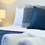 30 Modern & Quiet Retreat -Walk To Dining & Shops