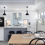 30 Modern & Quiet Retreat -Walk To Dining & Shops