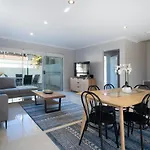 30 Modern & Quiet Retreat -Walk To Dining & Shops