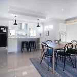 30 Modern & Quiet Retreat -Walk To Dining & Shops