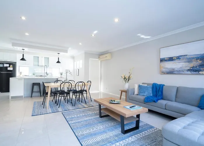 30 Modern & Quiet Retreat -Walk To Dining & Shops