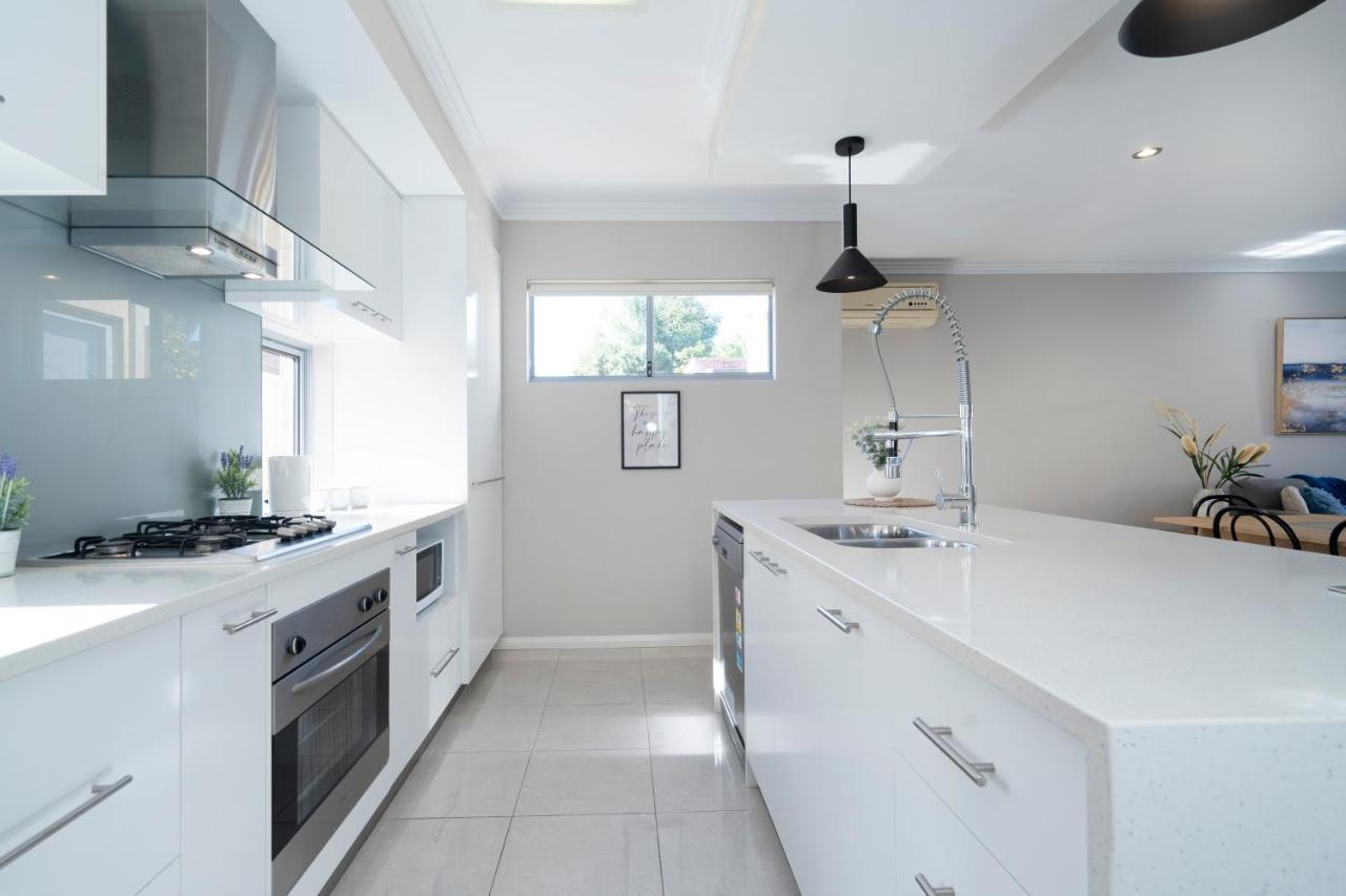 30 Modern & Quiet Retreat -walk To Dining & Shops *